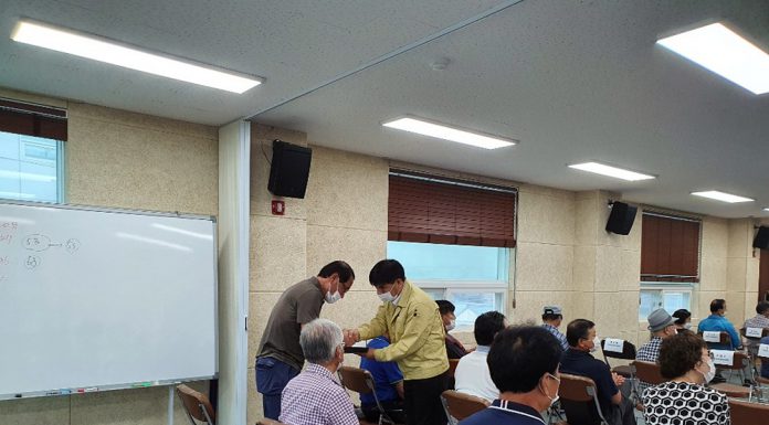 강화읍 부동산 특별조치 보증인 위촉장 수여