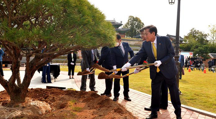 도심속 힐링공간으로 제모습 다시찾은 용흥궁 공원