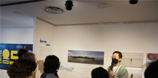 ‘볼음도 248명의 삶’ 전시장, 볼음도 주민 40명 초청관람