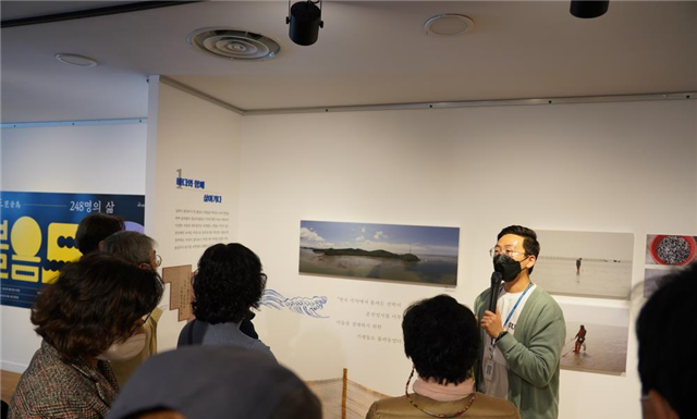 ‘볼음도 248명의 삶’ 전시장, 볼음도 주민 40명 초청관람